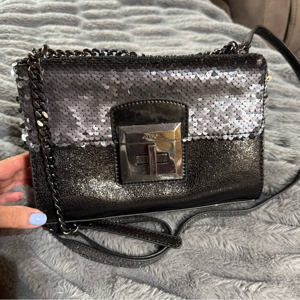 ALDO Black/Silver Sequin Purse/Crossbody Bag with Metal chain/faux lthr strap.